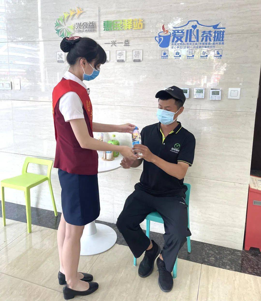 兴业银行福州分行的员工们化身