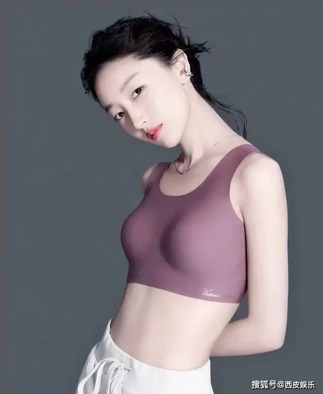 周冬雨彻底豁出去了!半裸出镜引热议,网友脸红称:这谁扛得住?