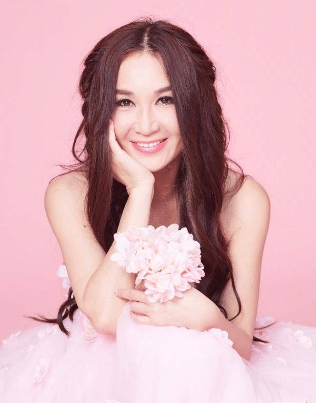 人老心不老,温碧霞穿时尚粉裙大秀"少女腿",我一女的都看直了眼!