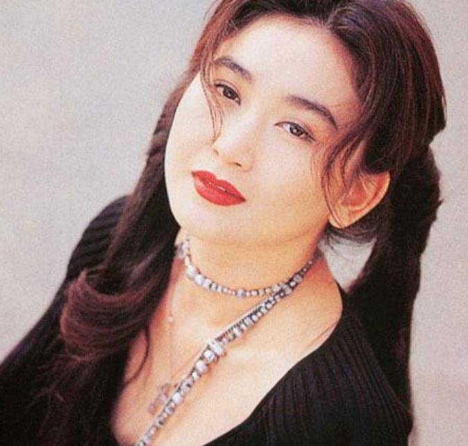 怪不得"妲己"温碧霞一直不换发型,当她撩起头发,终于明白了_电视剧_的