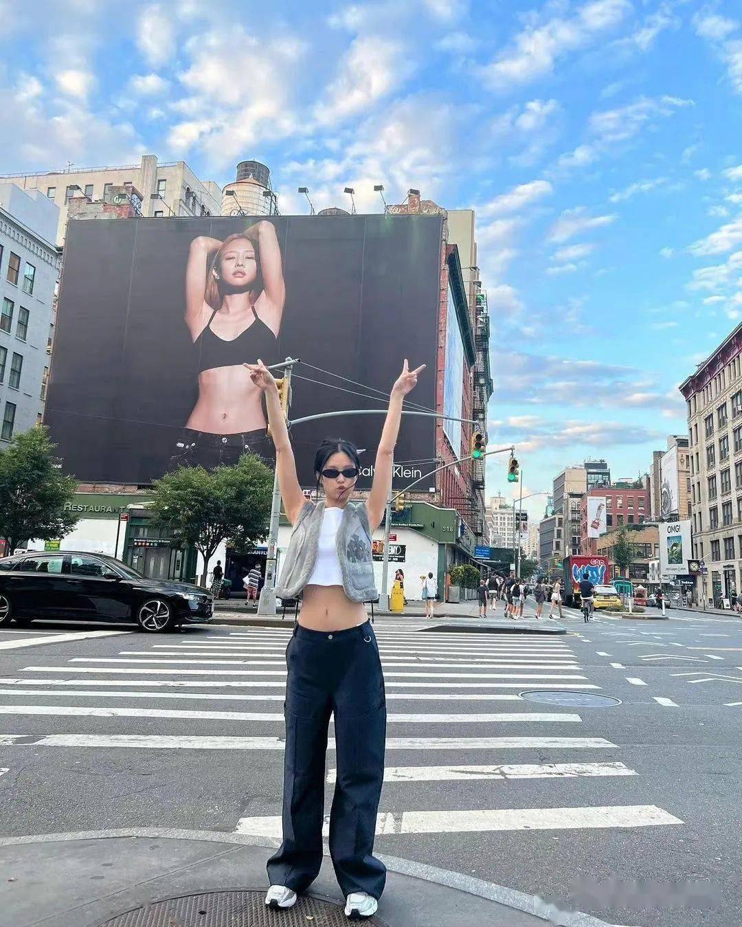 还秀出了自己毫无赘肉的纤细腰围,可以感受到不同于舞台上的jennie,在