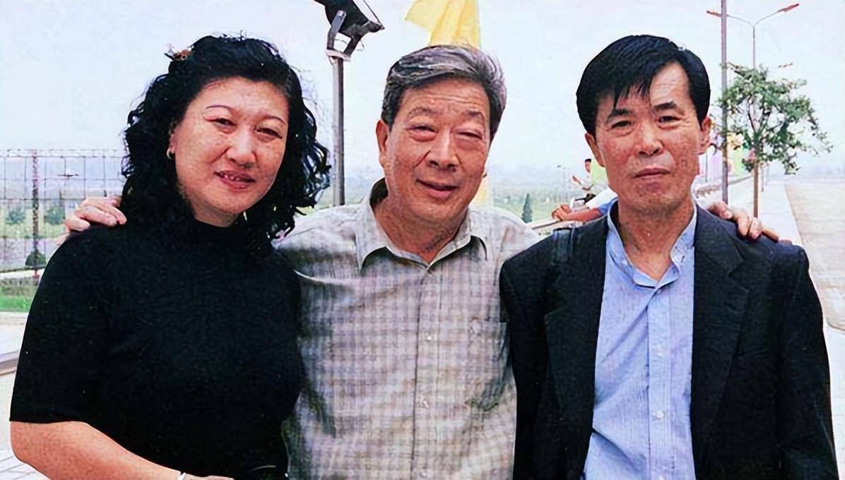 高秀敏去世17年,哭昏的何庆魁回到妻子身边,女儿的坚守让人动容_表演