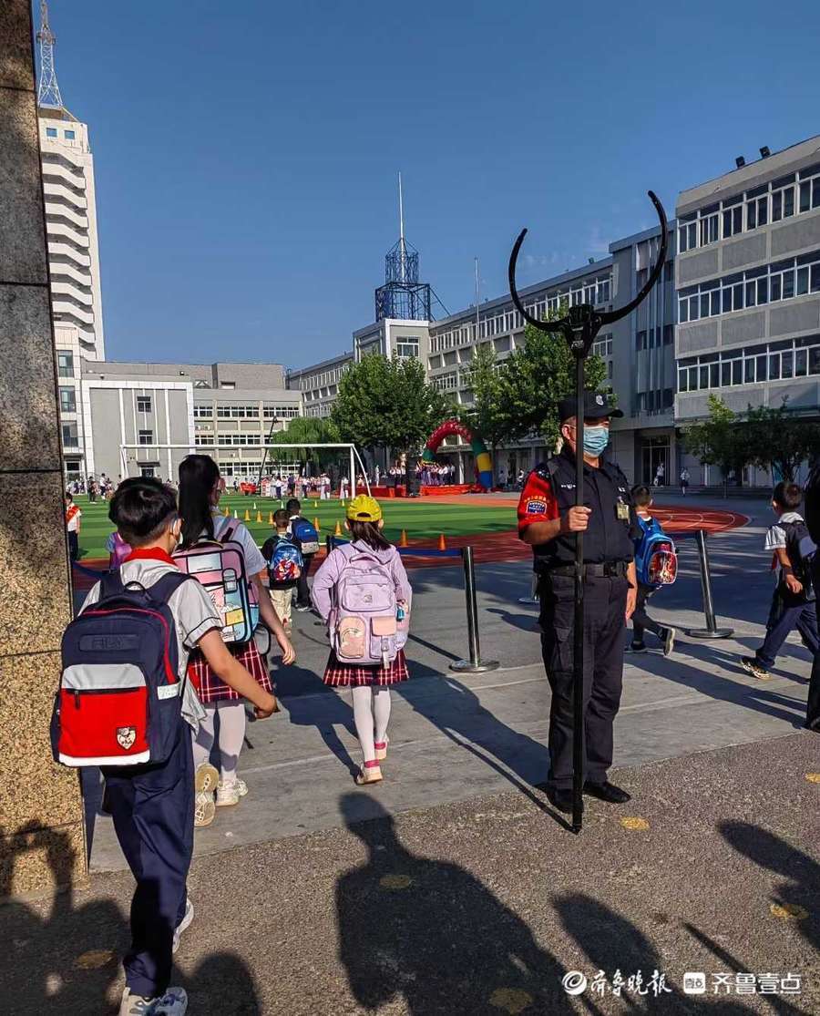 情报员:看着孩子走进校门就放心了_齐鲁_家长_文化