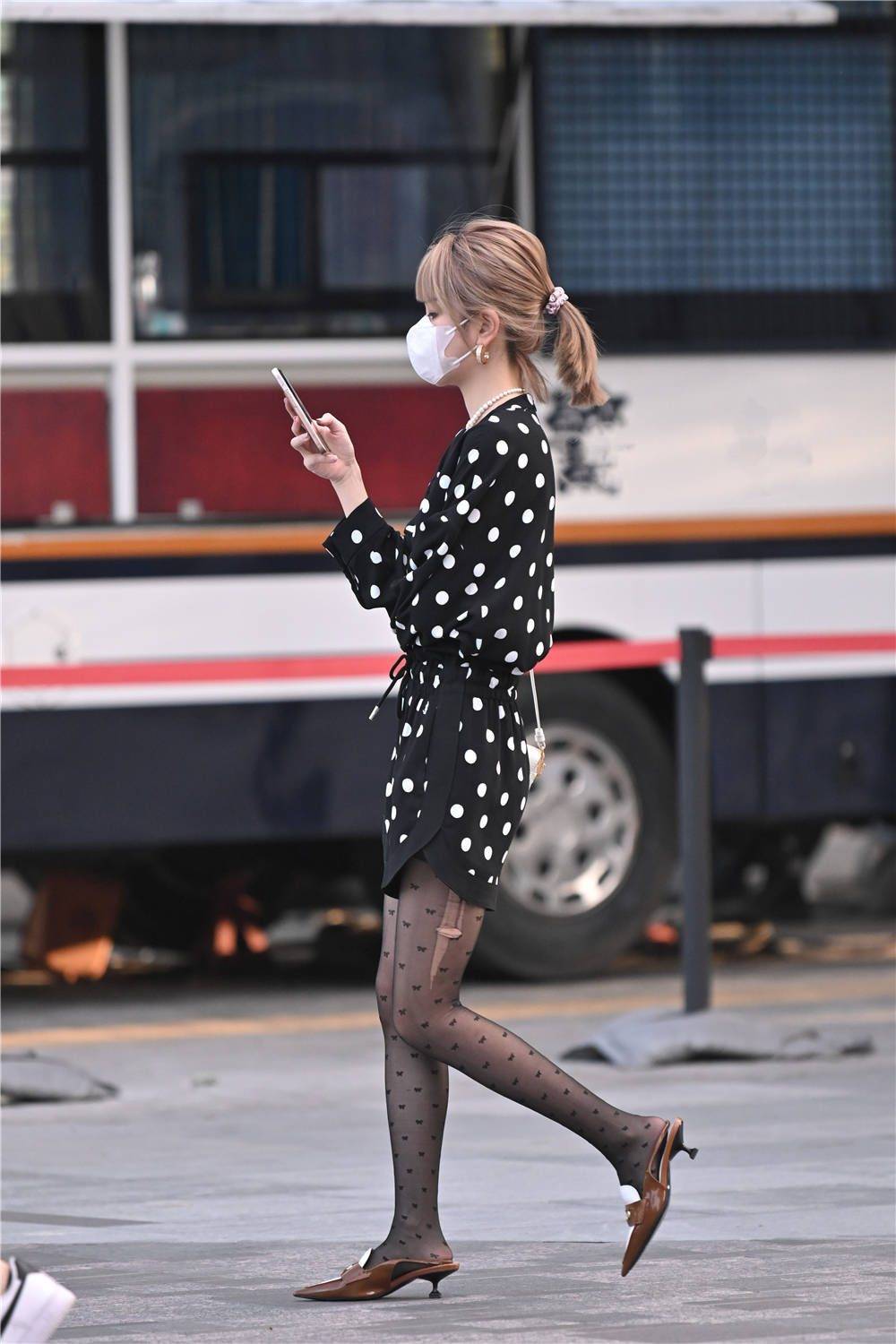 初秋时节搭配黑色丝袜,可以搭配凉鞋,也显得身材很好_美女_效果_风格