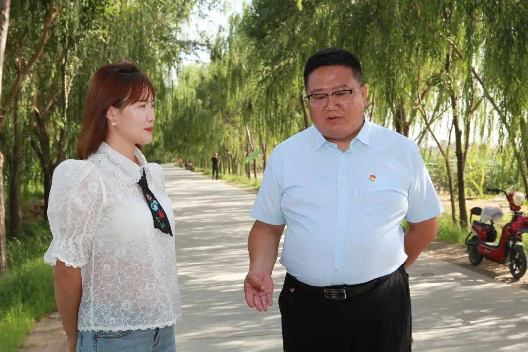 8月19日,乌拉特前旗大佘太镇也交出亮眼的成绩单,漫山遍野的佘太红