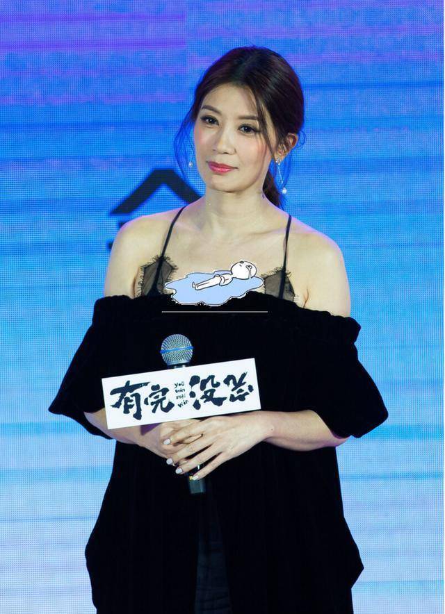 贾静雯越老越懂时尚,一袭吊带礼裙秀身材,曲线迷人令人心动_穿着_风格