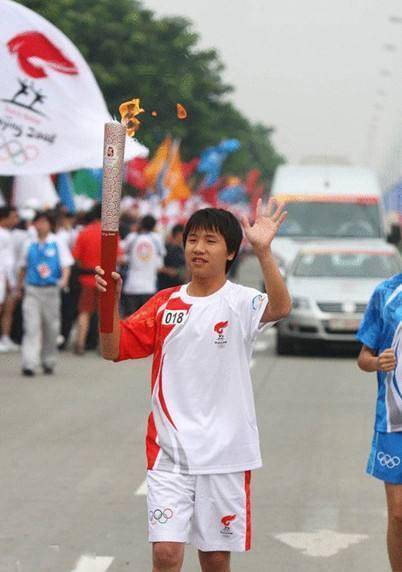 汶川地震時2個救人小英雄,如今一個入了獄,一個成了大明星_林浩和