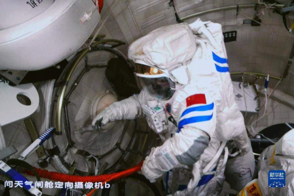 我国航天员首次从问天实验舱气闸舱出舱实施舱外活动_陈冬_刘洋_成功
