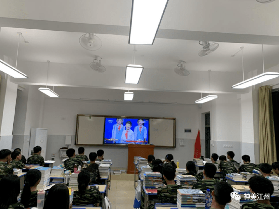 崇左市江州区高级中学观看《开学第一课》_节目_微观世界_时代