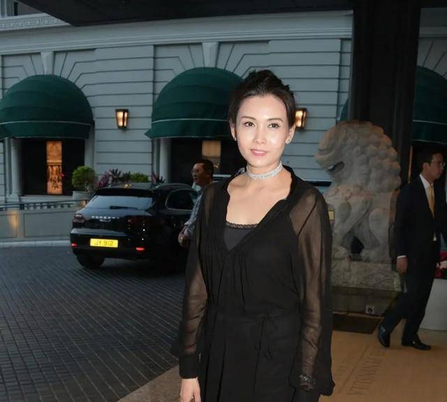 岁月从不败美人,邱淑贞身穿黑色纱裙秀身材,曲线窈窕让人心动