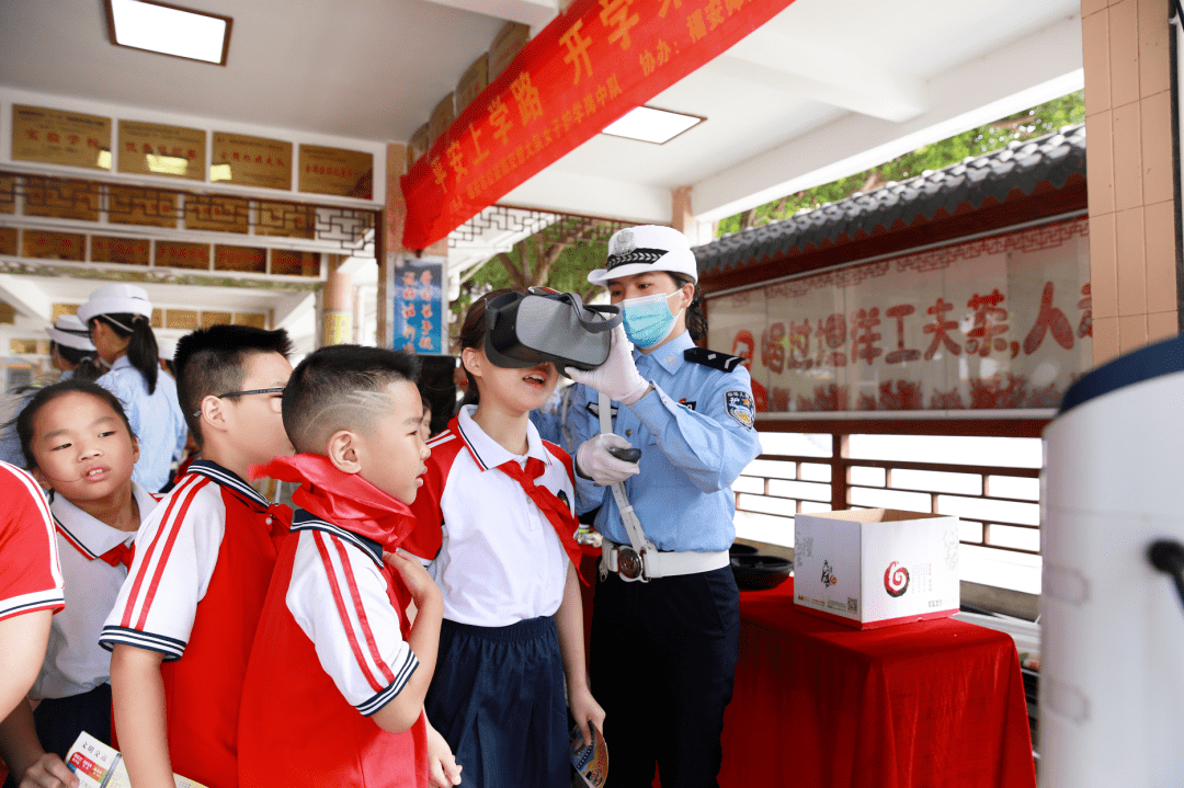 8月31日,周宁女骑走进狮城中学开展交通安全开学第一课.