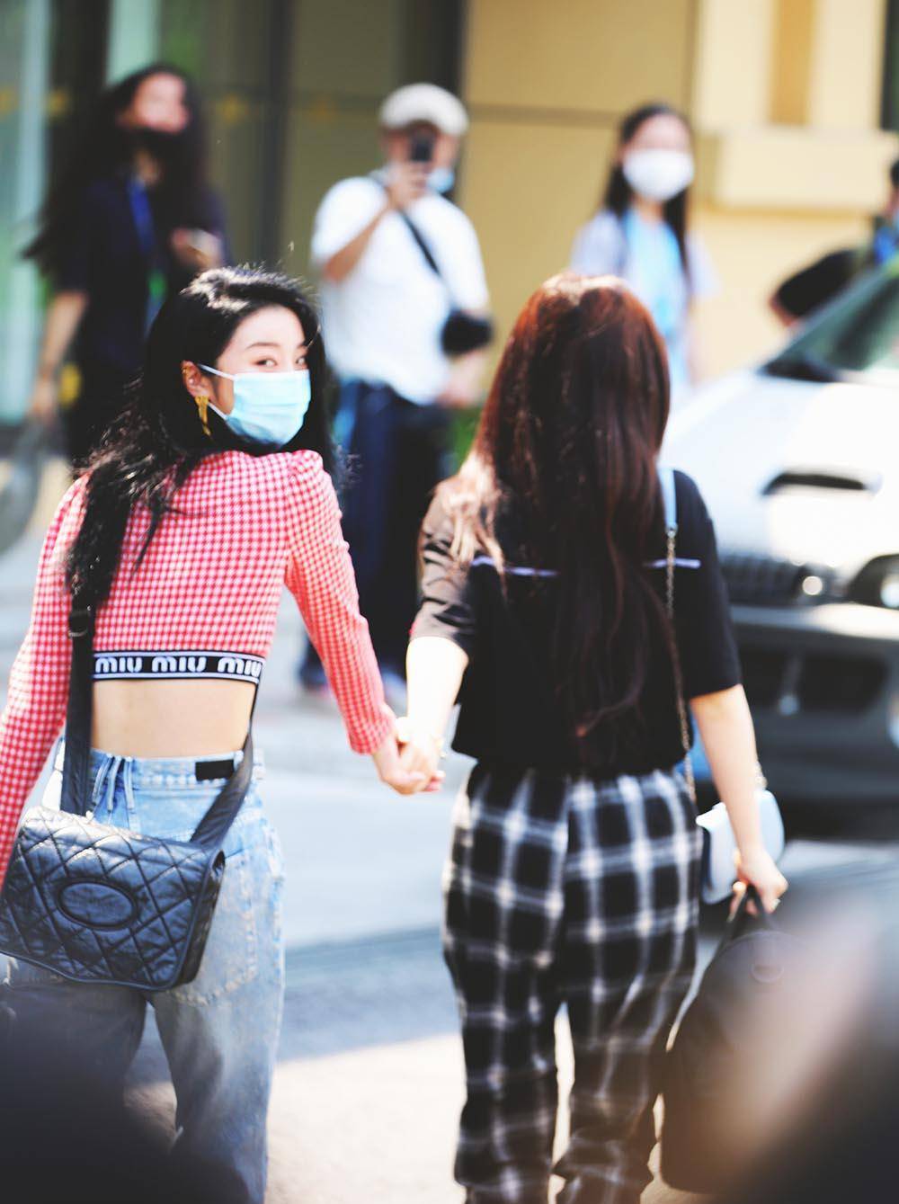 网传赵小棠"坑虞书欣",当事人霸气反击,同穿闺蜜装力破谣言_风格_友情