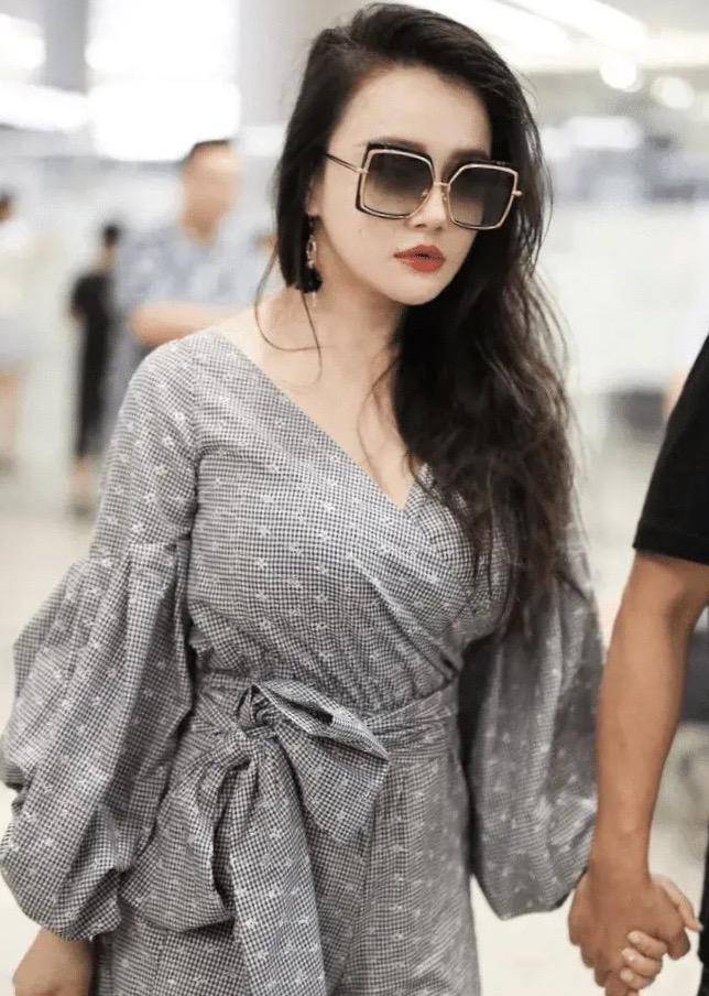 冉莹颖机场秀,印花连体裤舒适简约,大v领设计显瘦又显锁骨_时尚_造型