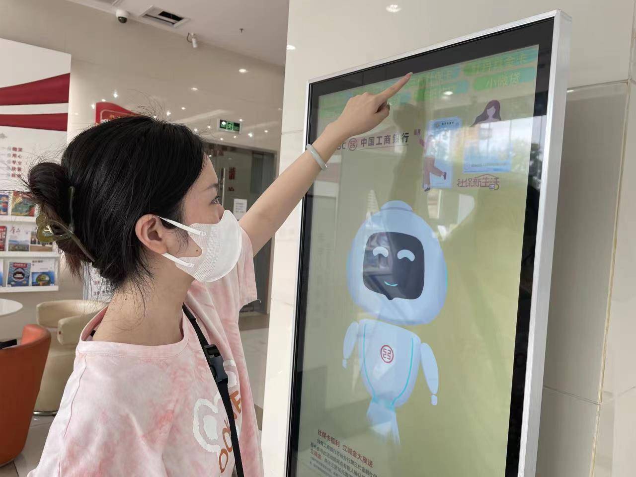 苏州张家港工行"工小智"多场景应用 数字人率先上线_网点_机器人总