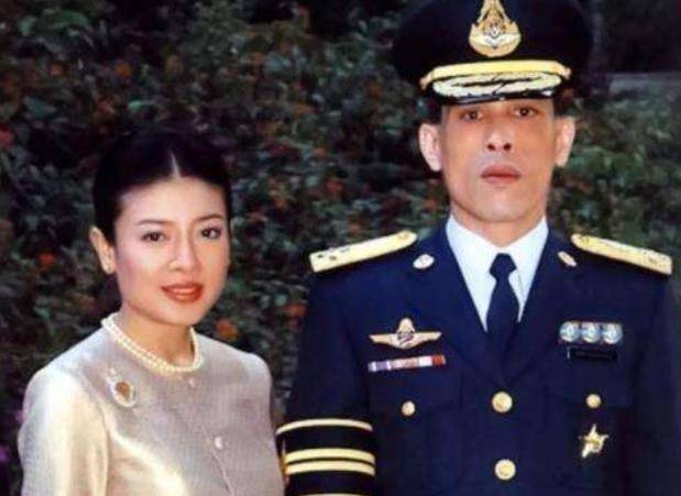 她是泰国最美王妃，曾母凭子贵风光无限，被废时只有9岁儿子送别