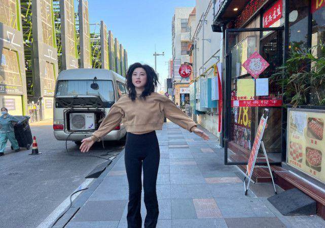 丢下明星包袱的朱珠直接在街头跳起了开合跳,双腿蹦跳双手高举,表情