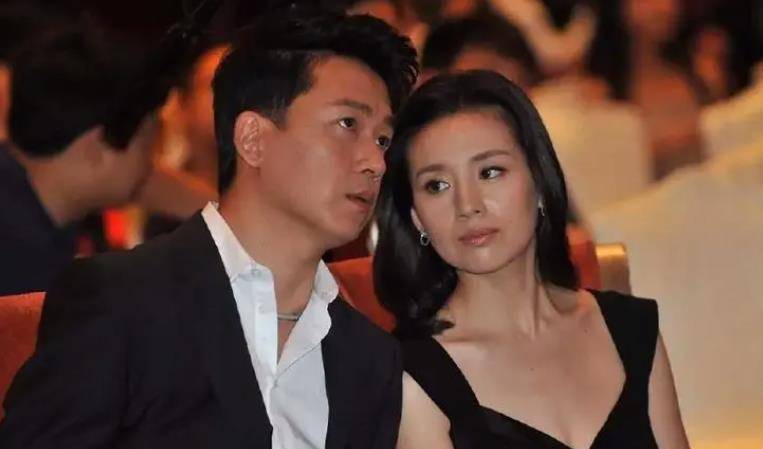 董洁素颜照流出,聚会中与男子亲密拥抱,网友:玩得花_潘粤明_事情_妈妈