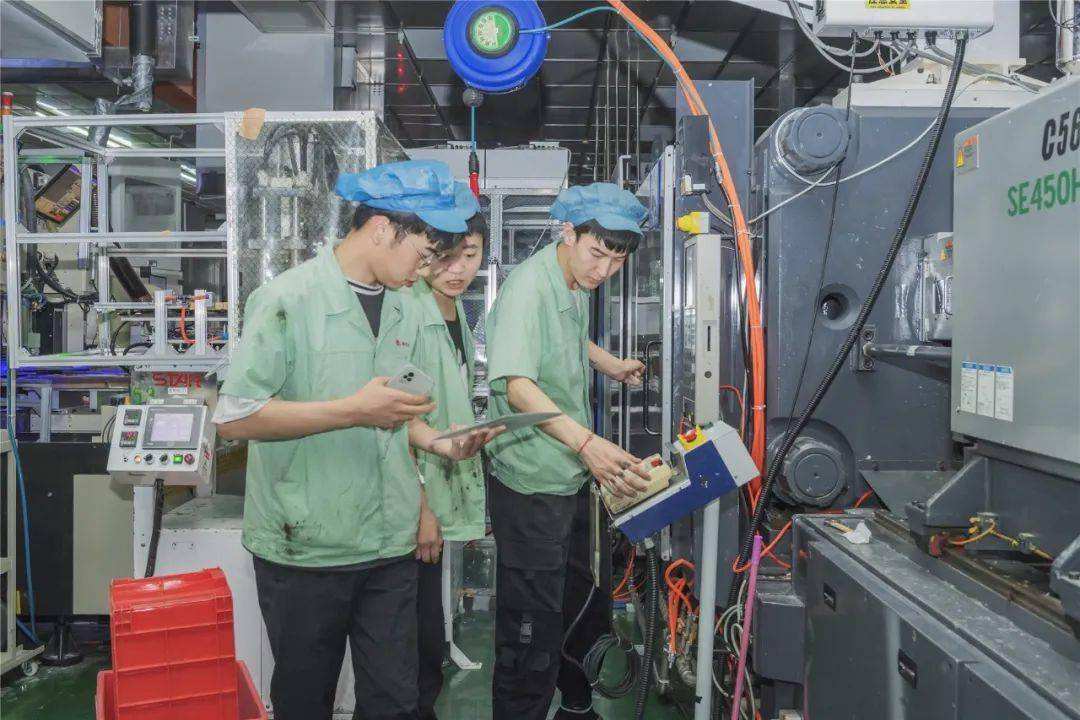 瑞仪光电(苏州)有限公司内,技术人员正在研究生产设备.