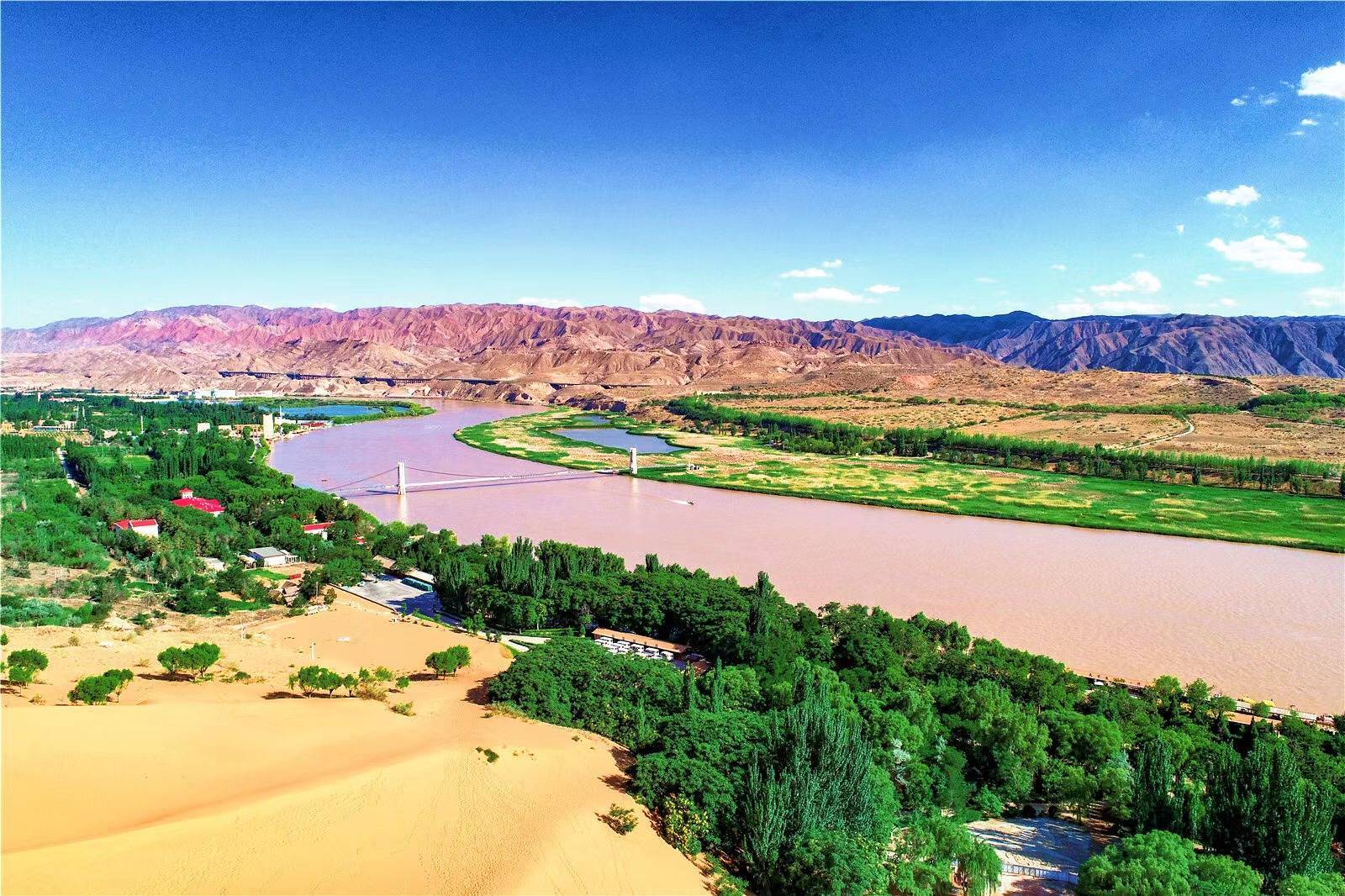 景区东起沙坡头水利枢纽堤坝,西至黑山峡宁夏,甘肃交界处,南靠山峦