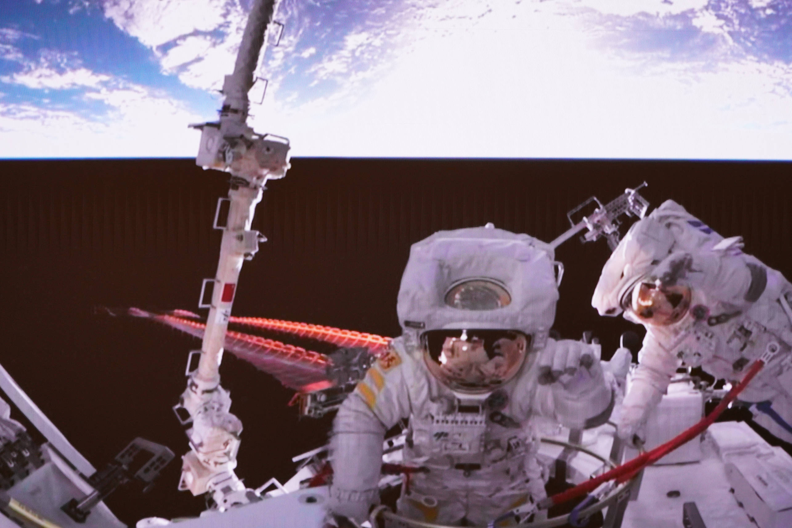 神舟十四号航天员乘组圆满完成首次出舱活动全部既定任务_陈冬_刘洋