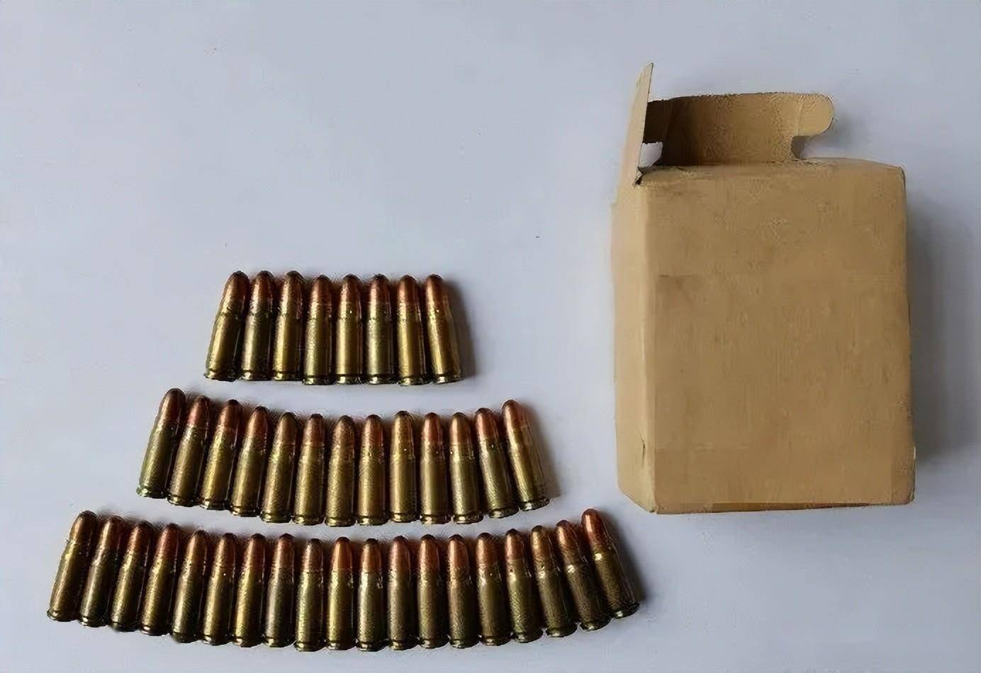 动员辖区群众积极参与,近日辖区一居民主动到派出所上交54式手枪弹40