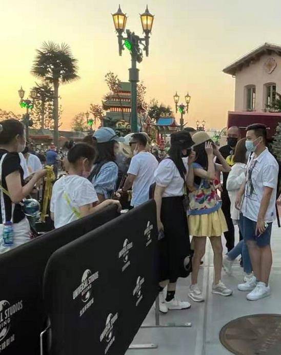 北京环球影城成新晋追星地！佟丽娅、刘昊然齐打卡，好低调亲民