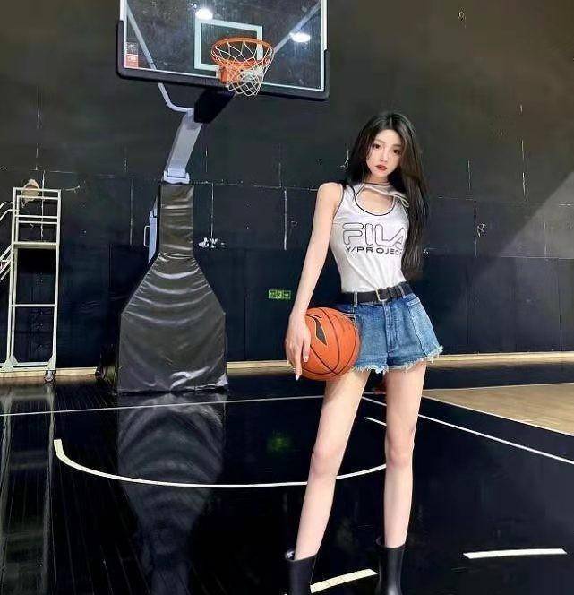 cba悍将齐麟23岁生日,女友大秀恩爱,身材超火辣,长相却引热议_麒麟