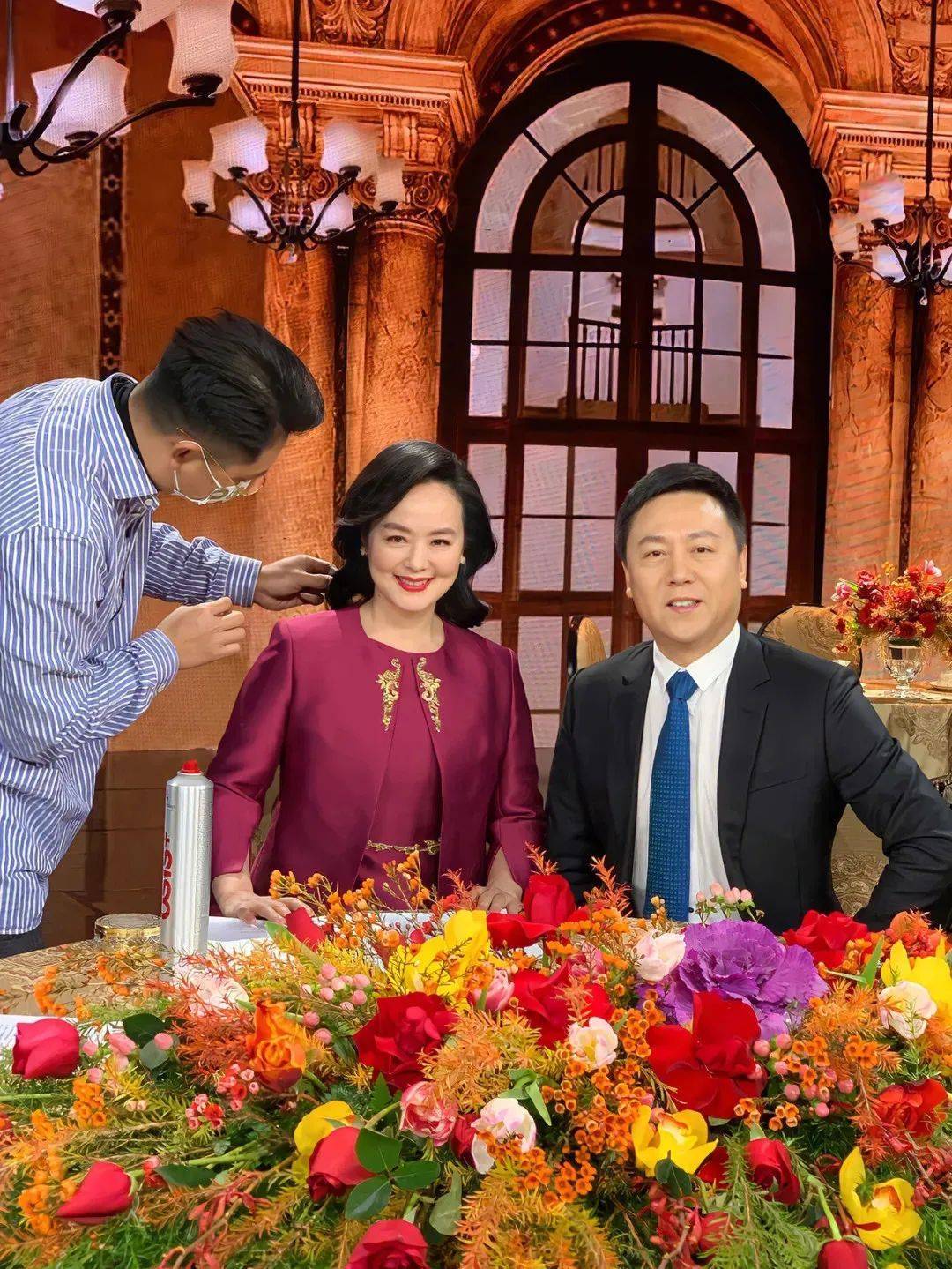 孙小梅穿老气套装不影响气质,极尽高雅大气_旗袍_韵味_要求