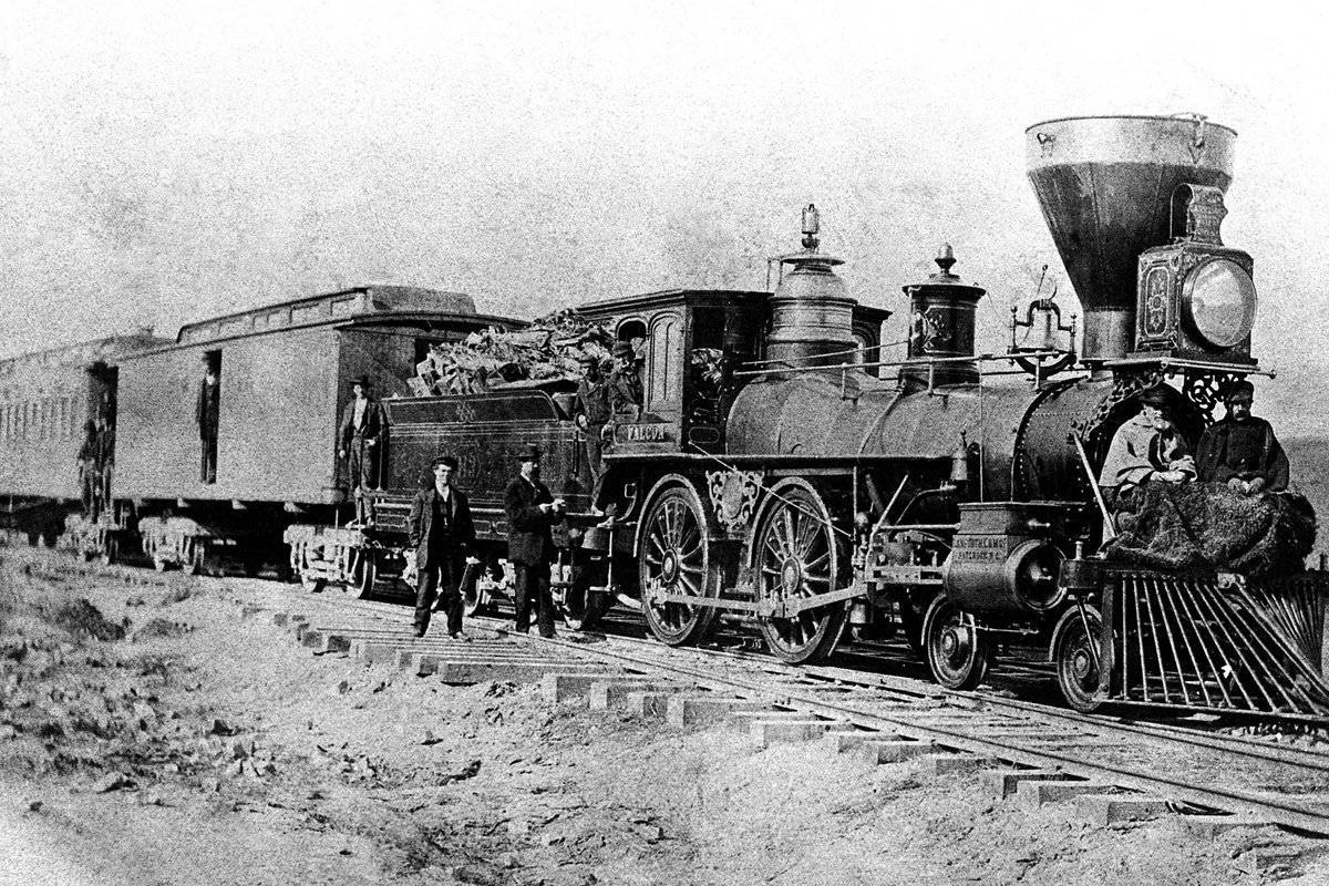 对了,这种私人火车里还有卧室和厕所,自来水和抽水马桶是标配.