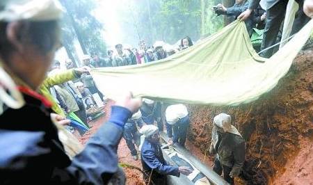 逝者的臉為何要用白布將其遮住,不能讓人看見,專家:都是為他好_死者