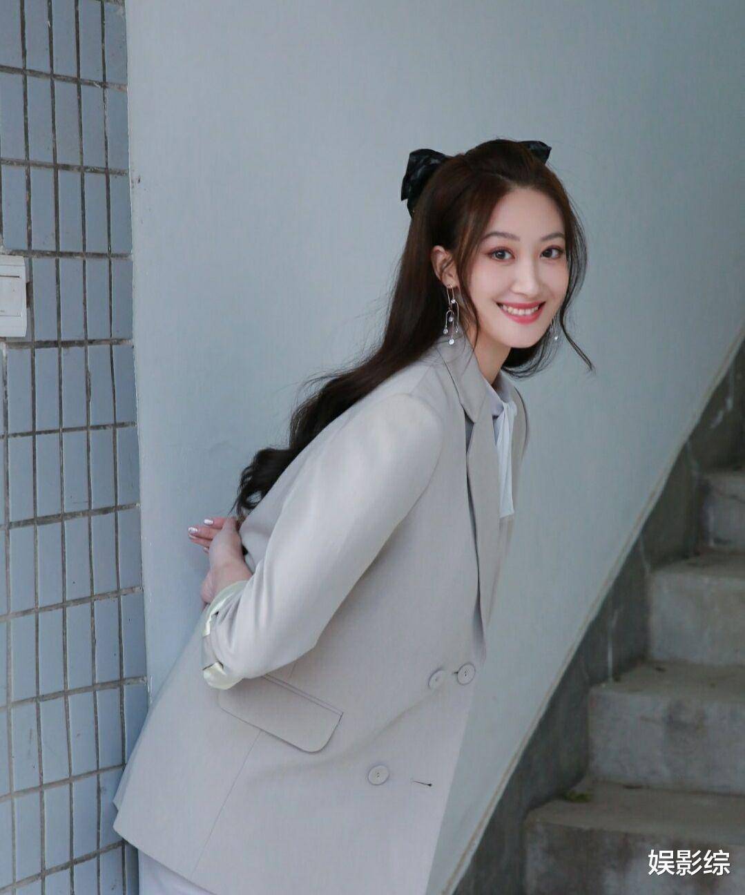 同当老板,张嘉译捧人有道,而他四年白努力,旗下艺人一个没红_凌孜_姜