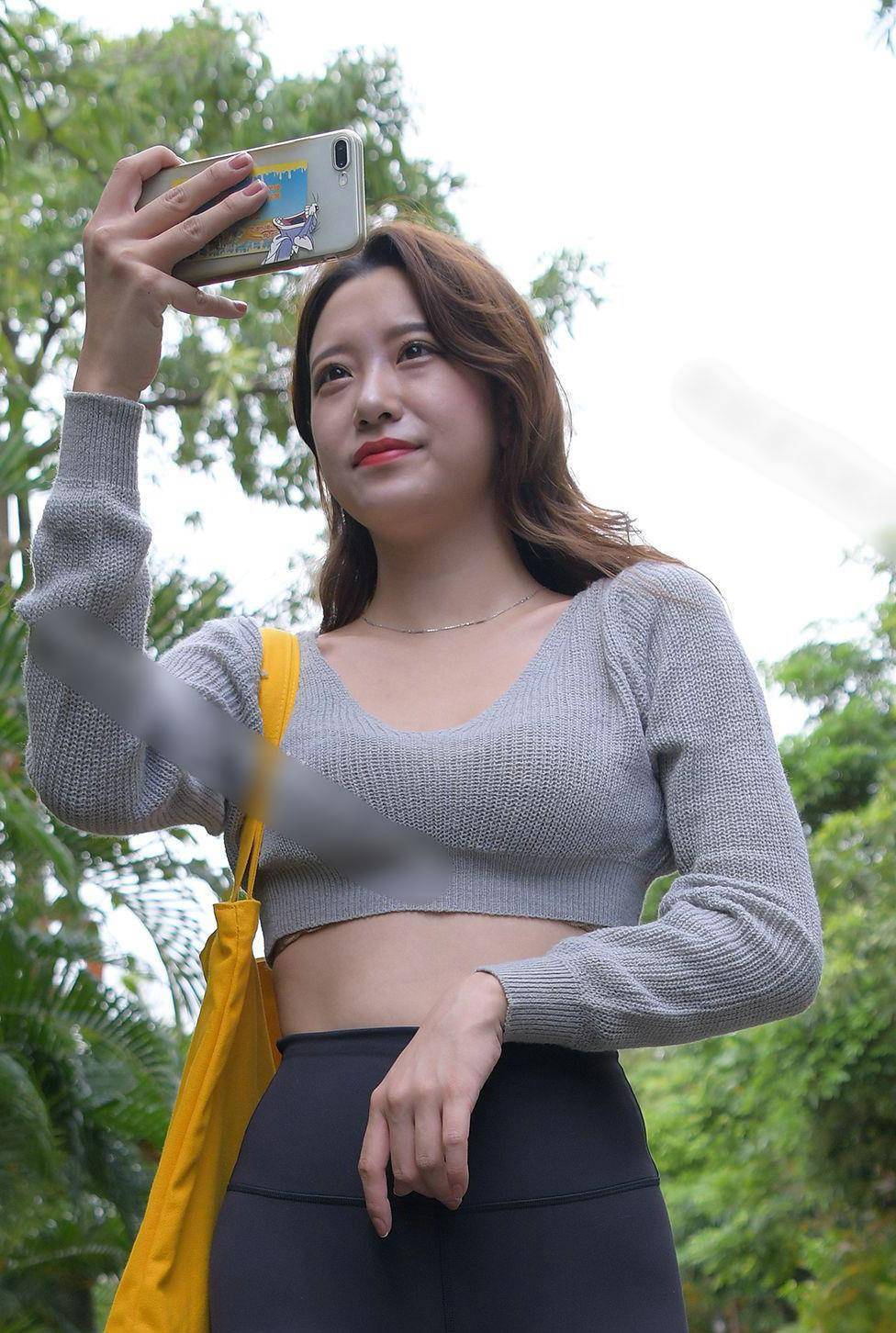 小姐姐凸凹有致迷人身材,穿出倾城身姿穿出专属你的美,尽显女人温柔