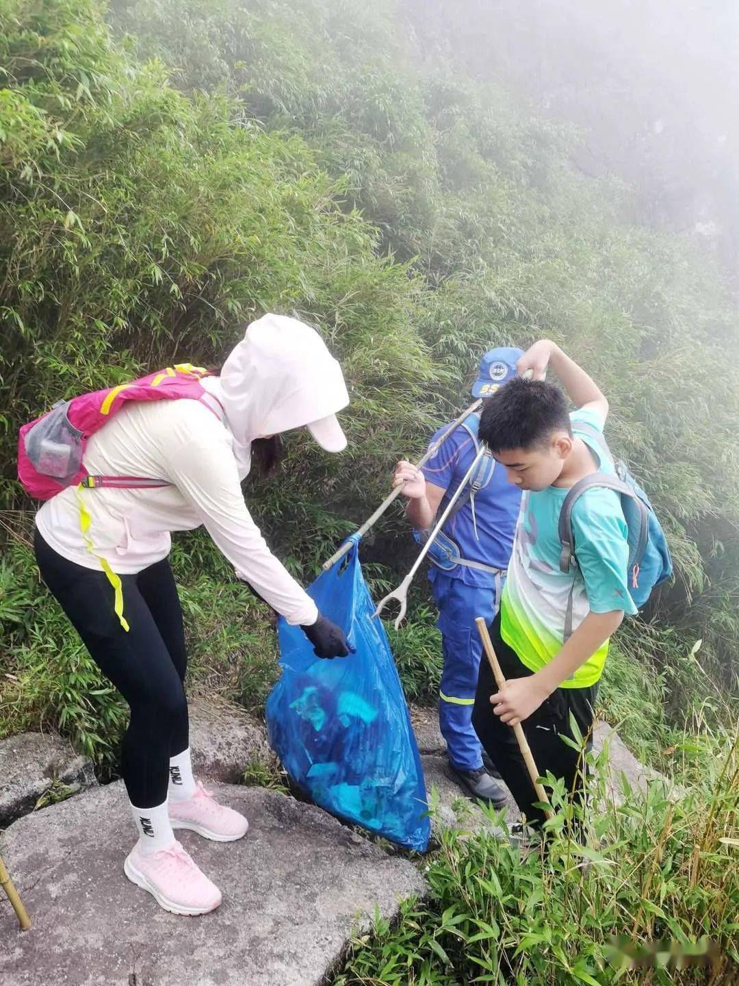 素有赣东屋脊之称的军峰山山峦连绵山高万仞140