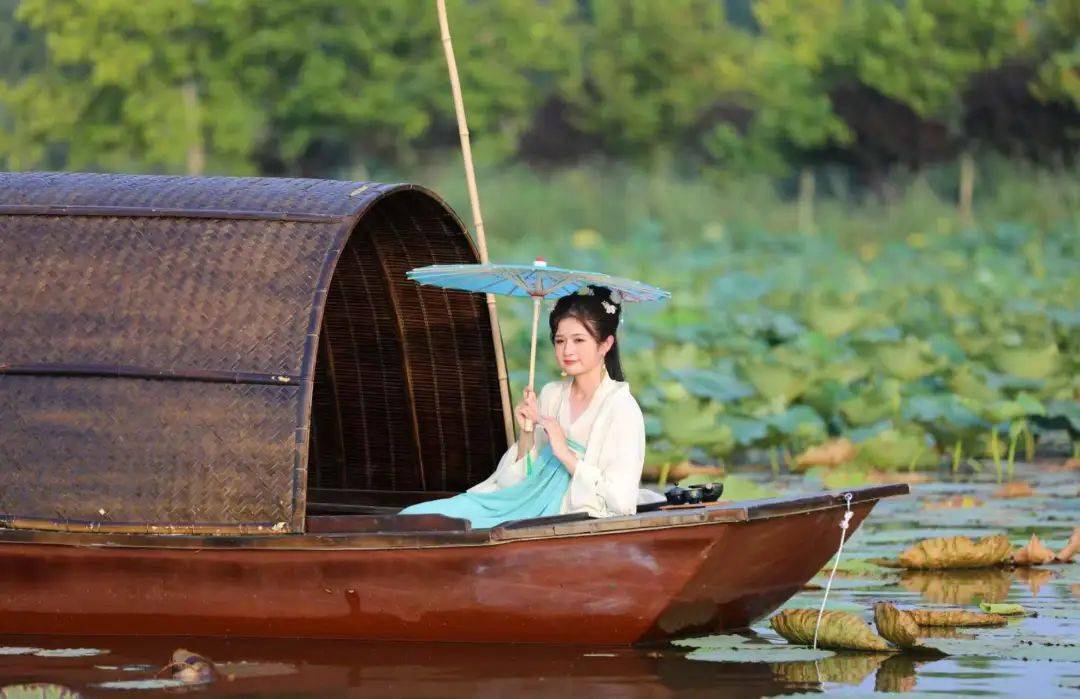 5a创建丨秀出唯美江南风!特色乌篷船亮相衡水湖_游客_古装_湿地