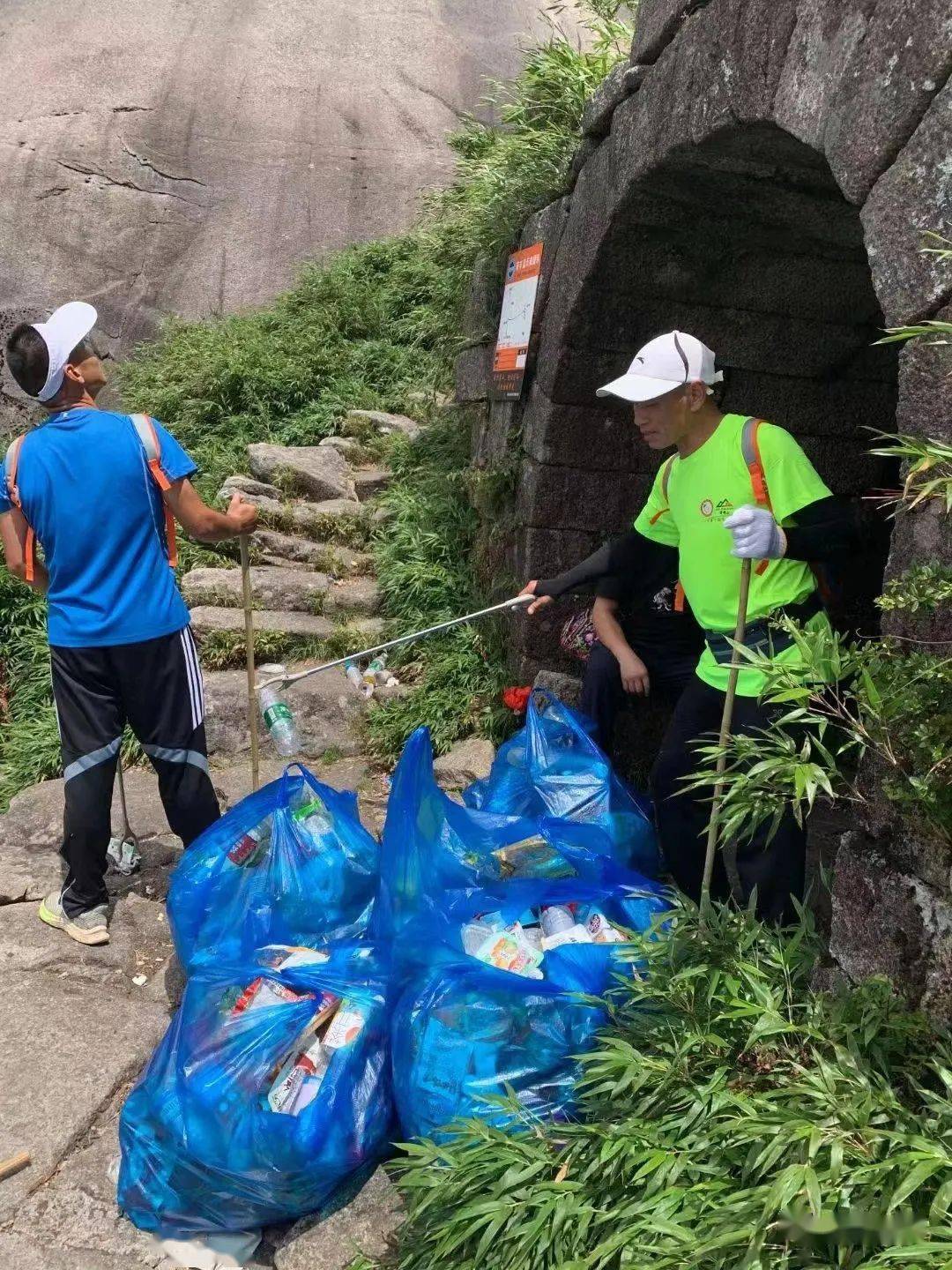 不嫌脏不怕累不放过每一个角落认真清理山上的各类垃圾成为军峰山