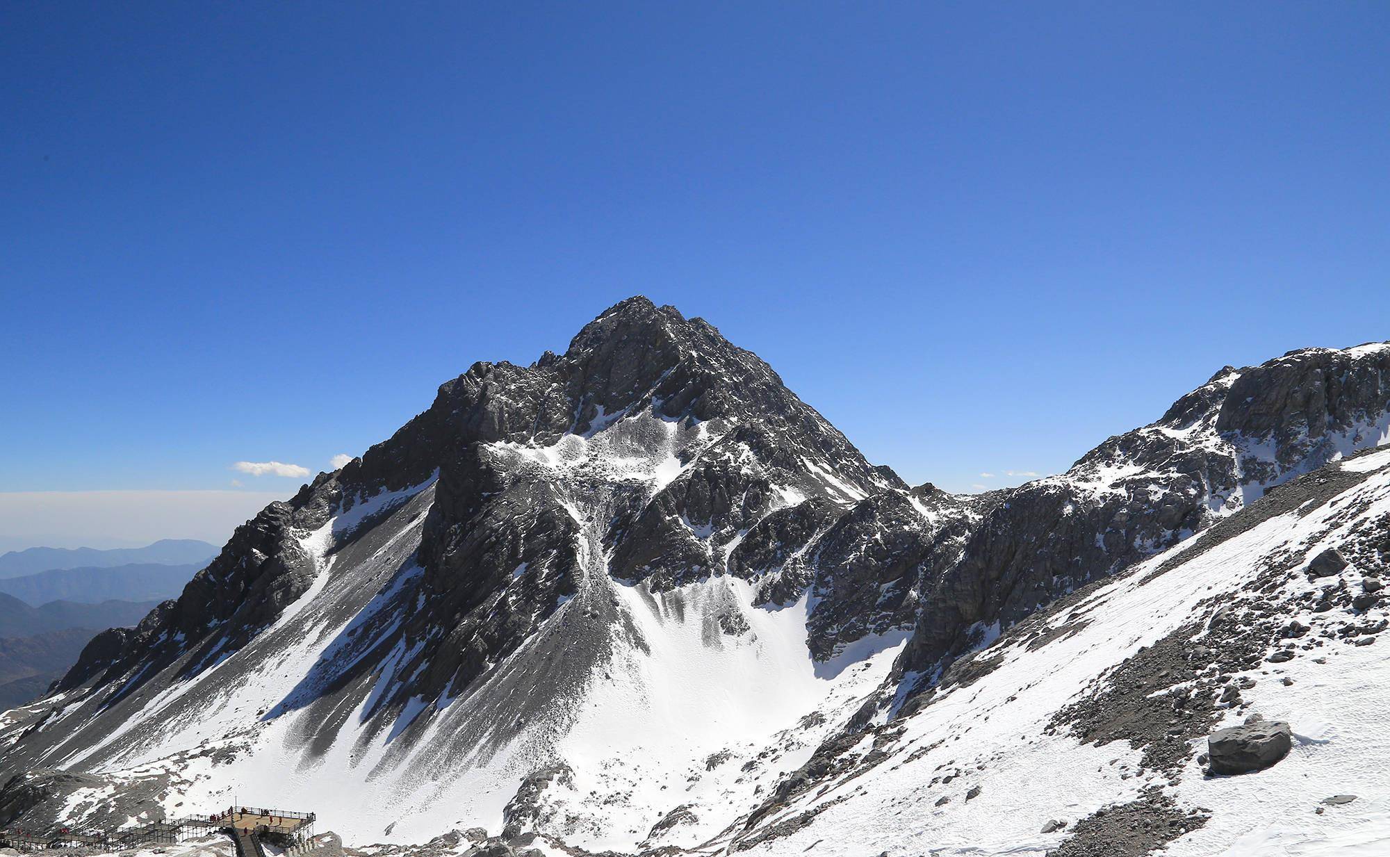 “云南五岳”之一的玉龙雪山，唐朝时被封北岳，是纳西人的神山