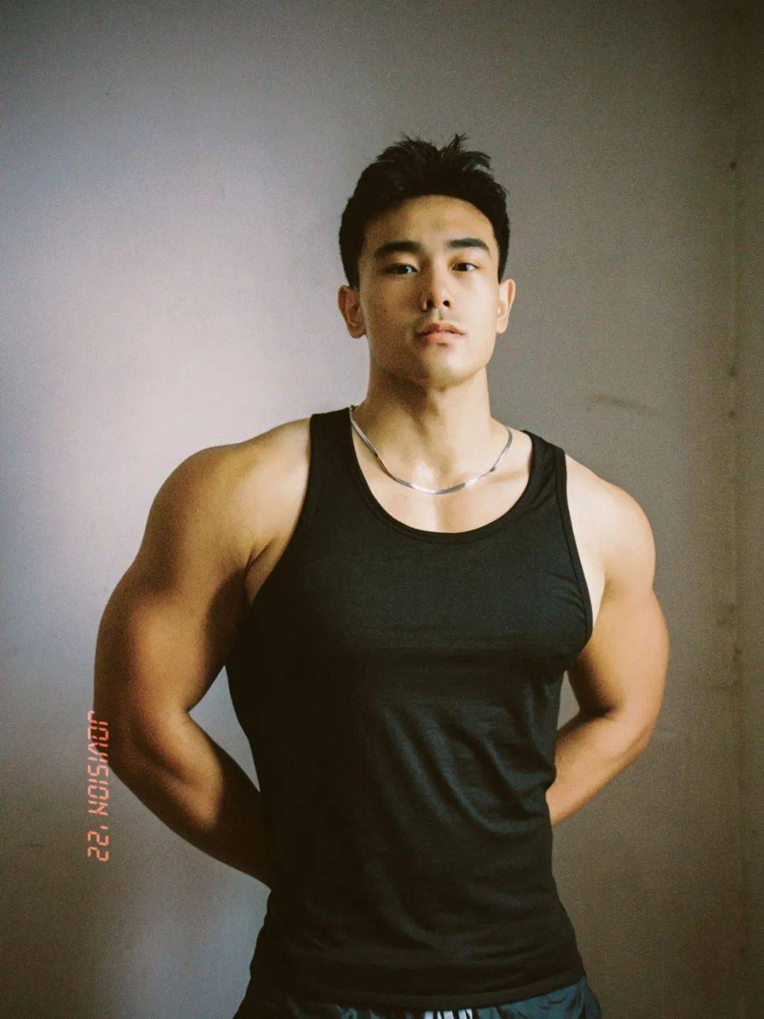 白袜,黑背心 肌肉男写真_侵权_洽谈_合作