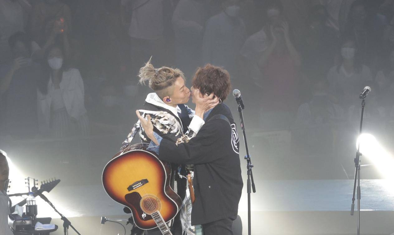 周国贤花18年踏上红馆圆梦 两度落泪叫歌迷不好吵_endy_观众_舞台