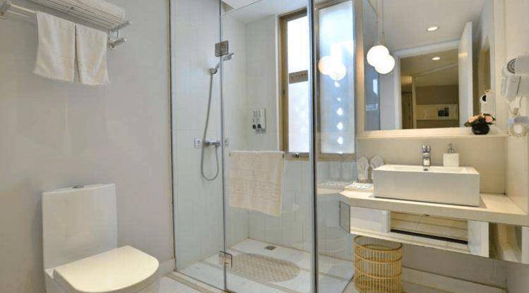 酒店浴室为何会装“透明玻璃”？3原因告诉你实情，会玩的人都懂