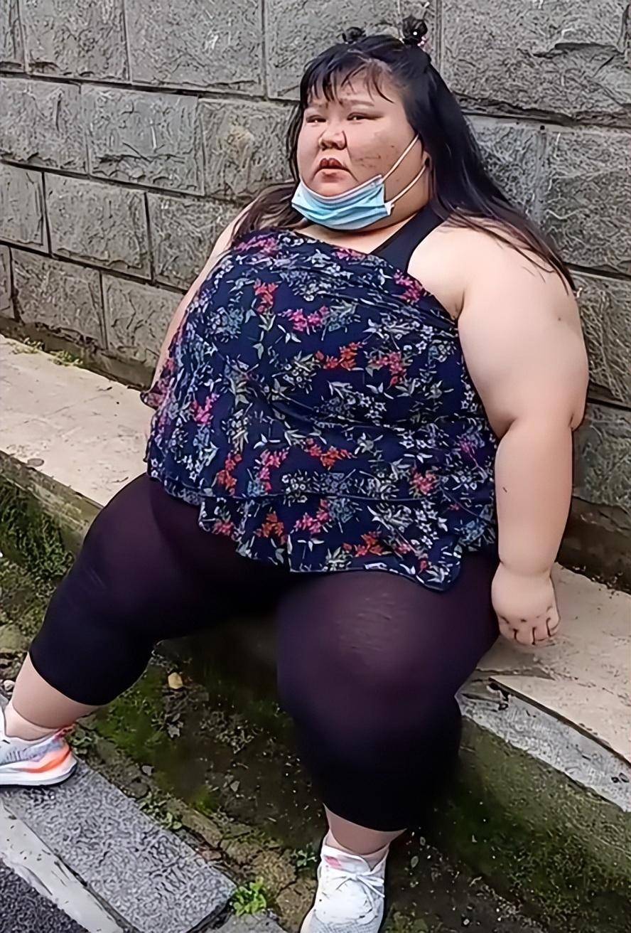 了足够多的眼球,但毕竟身体是革命的本钱,胖姐姐也找了专业医院做手术