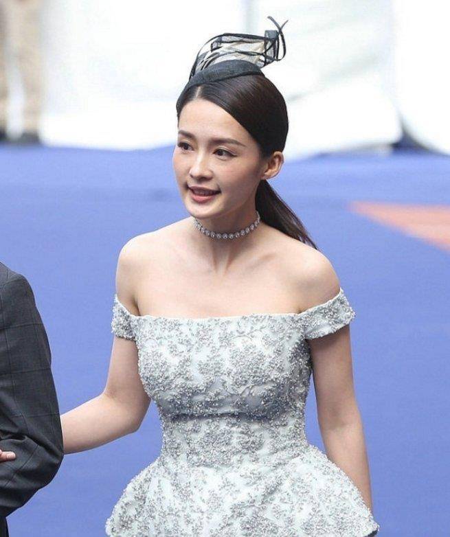 李沁怎么想的,露肩装被吐槽老气,网友:选对造型师很重要_身段_计划