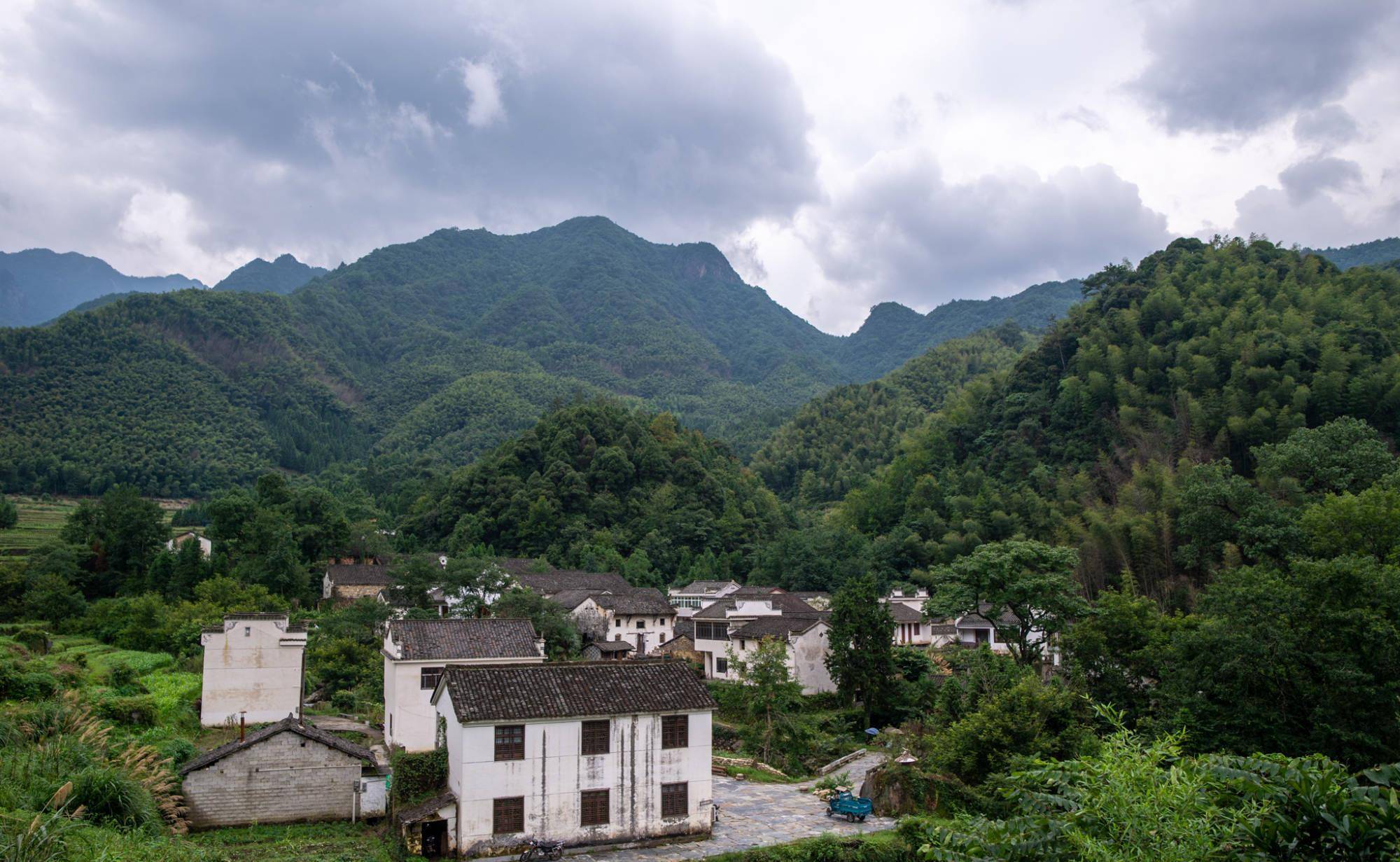 藏在皖南群山间的古村落，比宏村更原生态，景色美如“世外桃源”