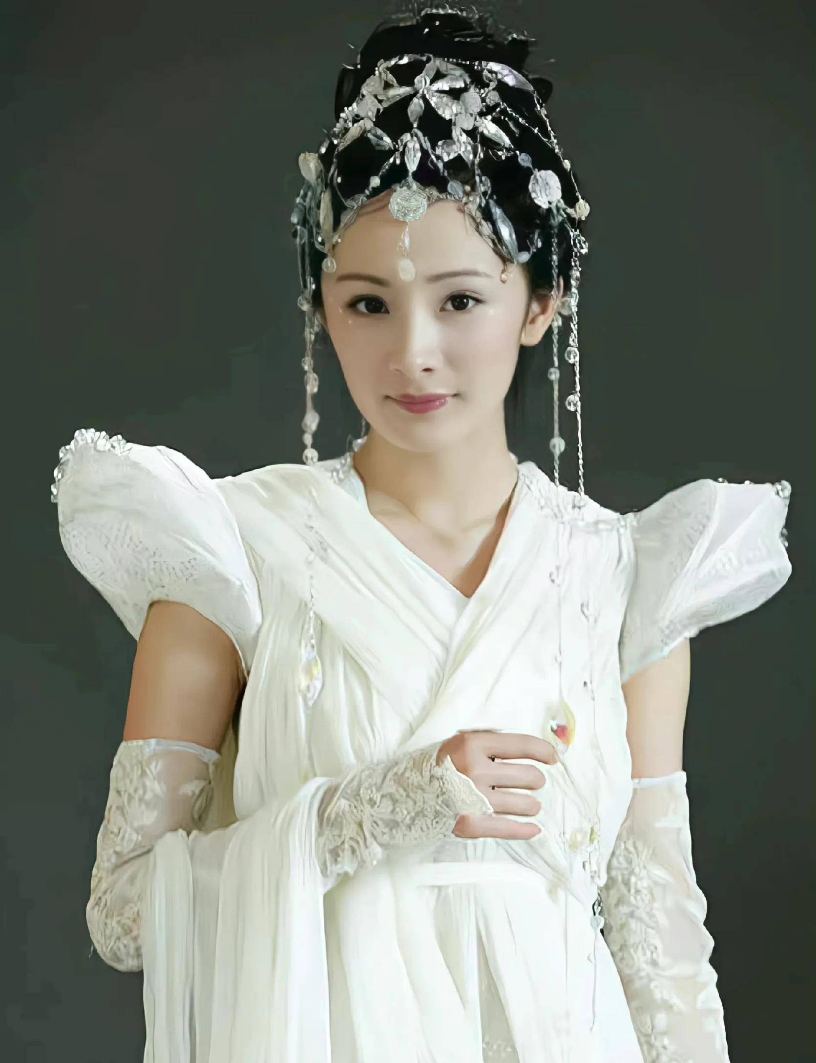 夕瑶一身白衣,发饰是像水晶一样的东西装饰在头上,非常的美丽.