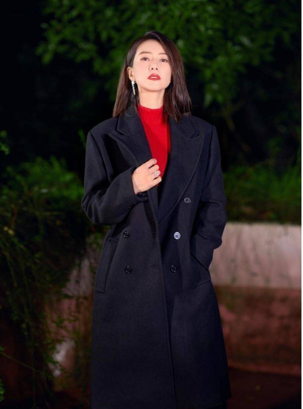 高圆圆衣品了得,一件黑大衣连穿3次不重样,配红色长裙太惊艳了_衣服