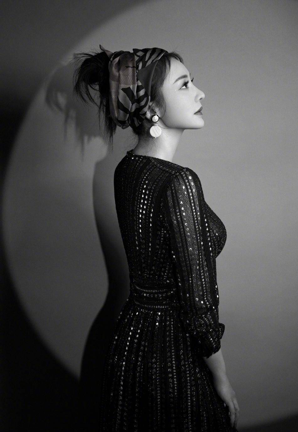 柳岩最新写真尝试各种穿搭风格,尽显万种时尚,时尚感十足_连衣裙_黑色