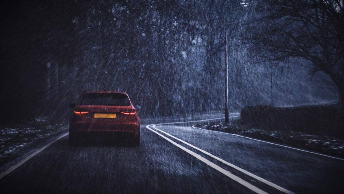 雨天车窗夜景图片