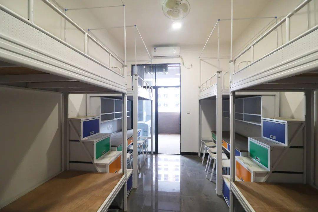 (广州校区)四人间(滨海校区)广东科技学院1,南城校区:共有三个宿舍区