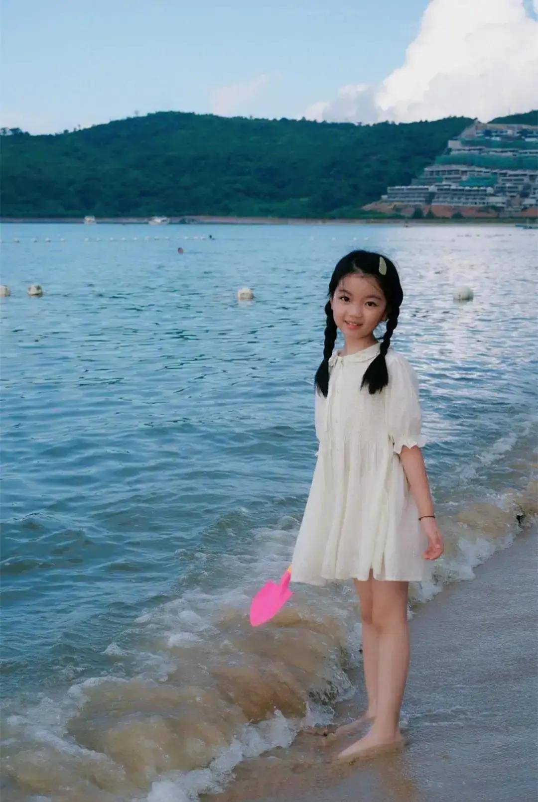 白冰前夫晒女儿毕业合照!