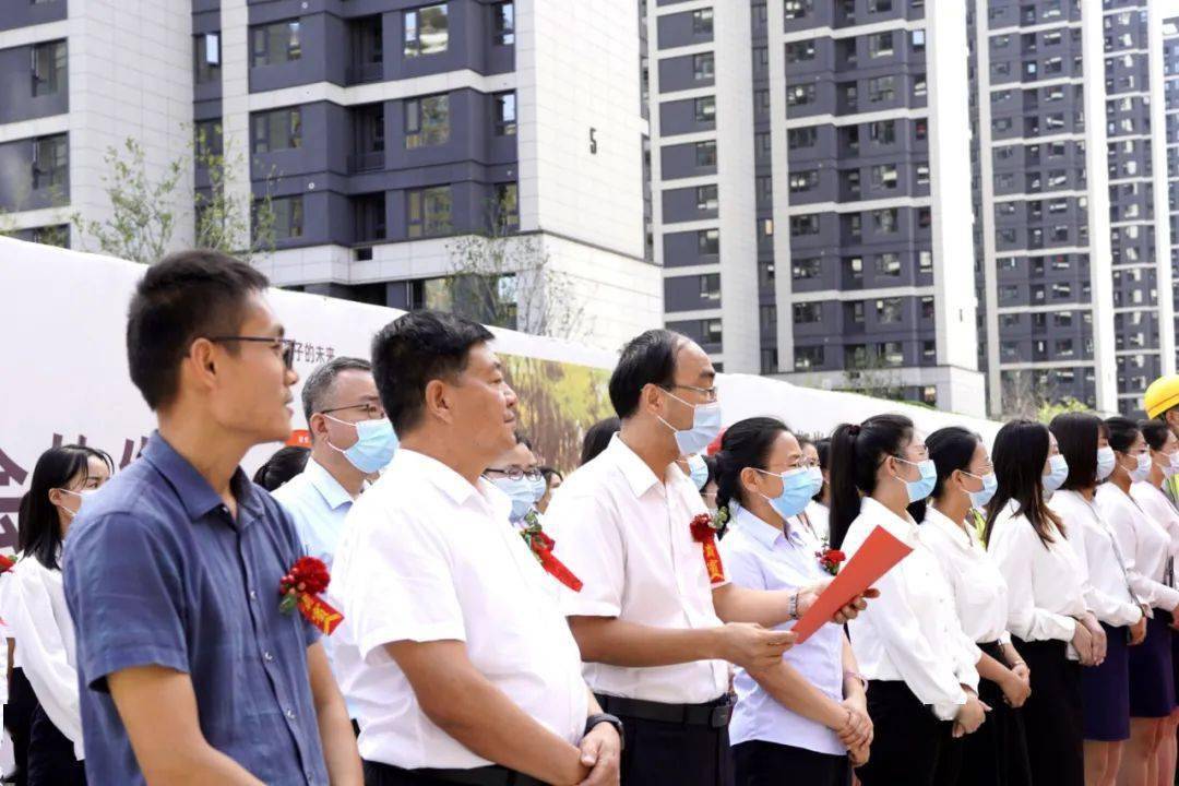 天朗气清,惠风和畅,由建业世和府项目捐建的驻马店第二实验小学(西