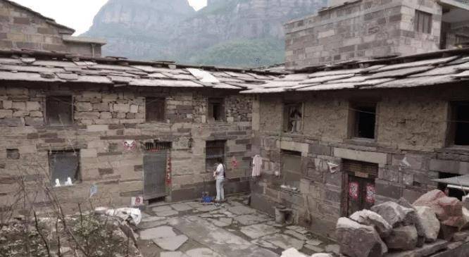 中国发现一个“井底村”！与世隔绝几千年，出行还要靠梯子